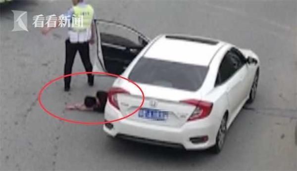  行驶|车行驶途中突然后溜交警打开车门司机直接滚出