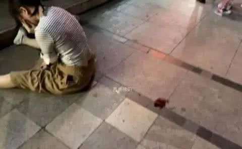  勇敢|临街玻璃门突然倒下勇敢妈妈用手撑扶