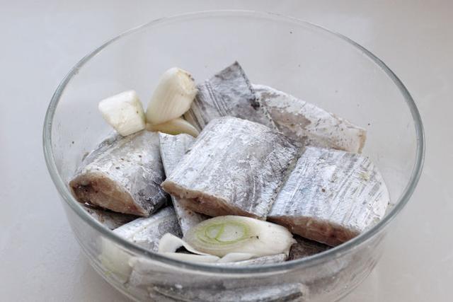 常规|带鱼的常规做法,下锅前多1步,怎么煎都不破皮