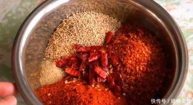 热油|炸辣椒油,只浇热油就“废”了,多加这1步,辣油香辣红亮特解馋