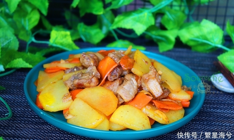 倒入|鸭肉别只会做啤酒鸭,加土豆胡萝卜炖一炖,端上桌连汤汁都不剩!