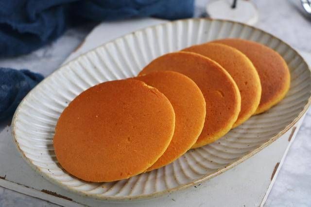 玉米面松饼|玉米面加5个鸡蛋,不加1滴油1滴水,又香又软,比发糕好吃10倍