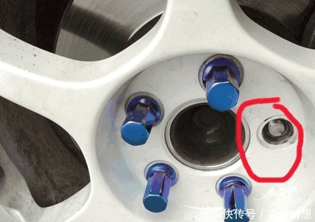 卸下|小偷卸下轮胎后, 只偷走几个螺丝, 车主: 能给一个完美的解释不?