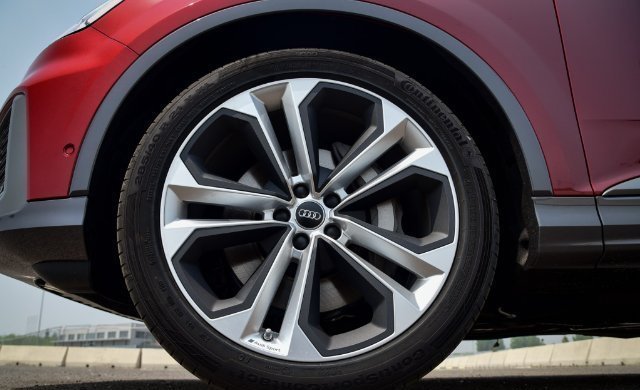  全新|全新奥迪Q7，现跌至64万没人懂，长5米配全时四驱，入门级也香