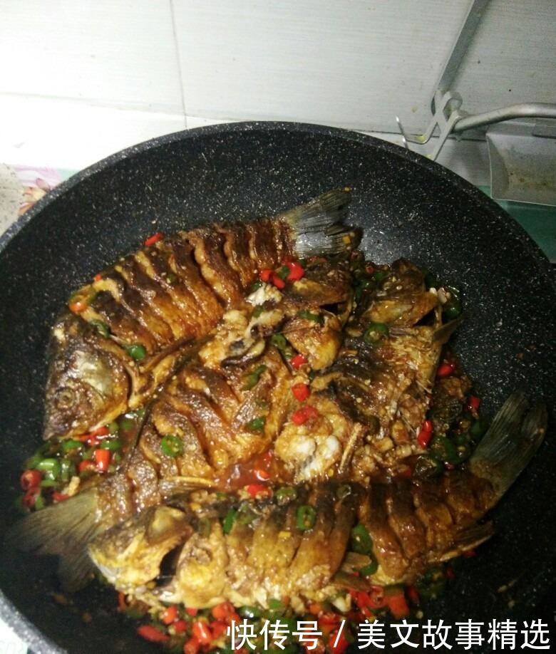 易学|无保留分享《煎焖鲫鱼》的做法,香味浓郁,做法简单易学