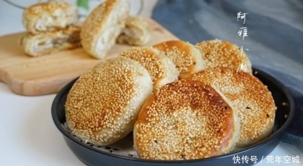 早餐|早餐芝麻饼烧饼,不抹油酥,不用烤箱,2个小技巧,香酥掉渣!
