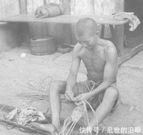 个个|日本鬼子个个脚穿笨重的大皮靴, 为何反而跑得比国军快?