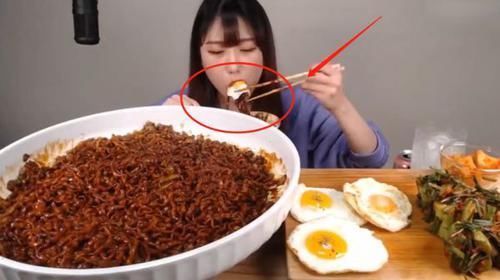 妹子|大胃王吃80斤“火鸡面”,桌上鸡蛋出卖了她,网友当我们傻吗