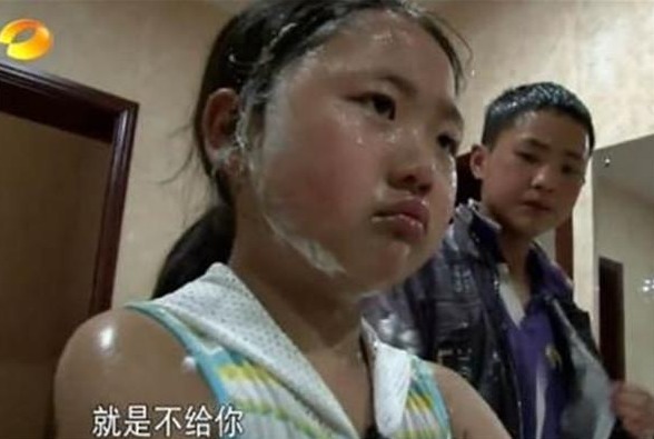 变形|参加《变形计》得了公主病,回农村老家逼奶奶买沐浴露,令人唏嘘