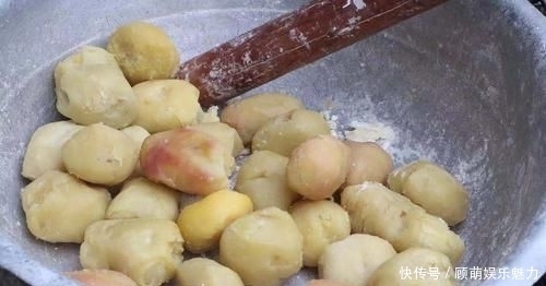  连吃|土豆加1盆面粉，不炖不煮不油炸，特色做法连吃3天都不腻！