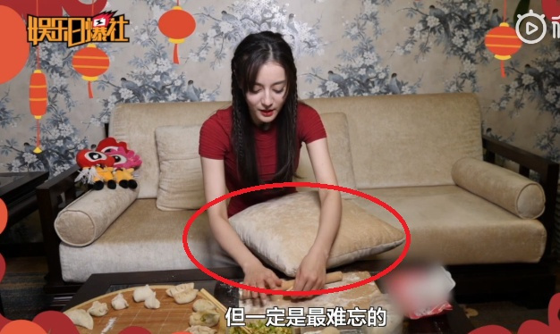 尴尬|吴谨言穿短裙录节目,抱枕放腿上防尴尬,热巴也用这招