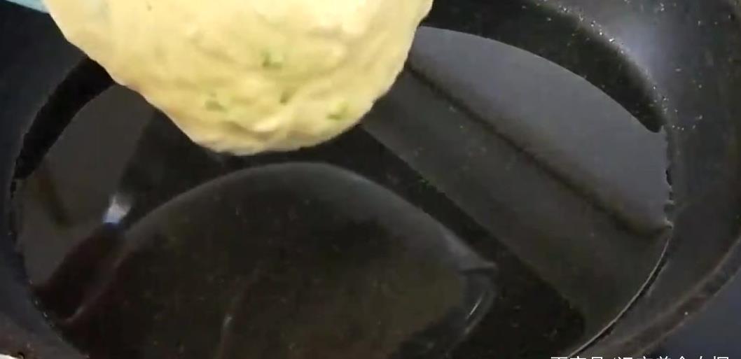 好吃|分享发面大饼的好吃做法,外皮酥脆,蛋香十足,老人孩子都爱吃