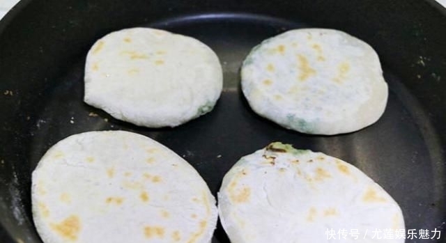  饺子|不要总是用面粉蒸面包。加一把韭菜和两个鸡蛋，比饺子好吃