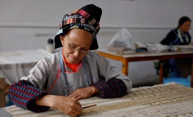 嗓门|贵州排莫村画娘:腰包鼓了,在家嗓门可大了