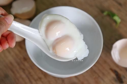 出沫|水煮荷包蛋,千万不要水开下锅,多加这几步,鸡蛋圆嫩完整不出沫