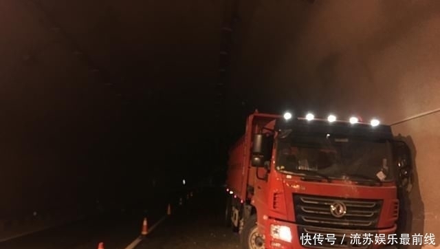  操作|老司机开新车上路掉沟里了，一波“神操作”导致隧道一公里全停电