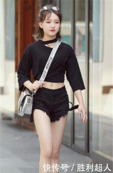 活泼开朗|街拍:活泼开朗的小姐姐,吊脖上衣配短裤,好吸睛