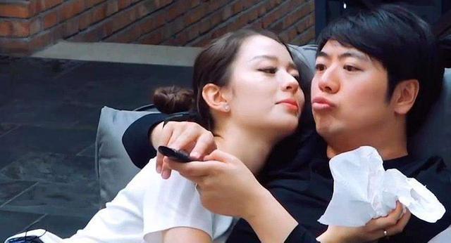 蔡少芬|蔡少芬张歆艺玩泼水游戏,看到他们的脸上溅满了水