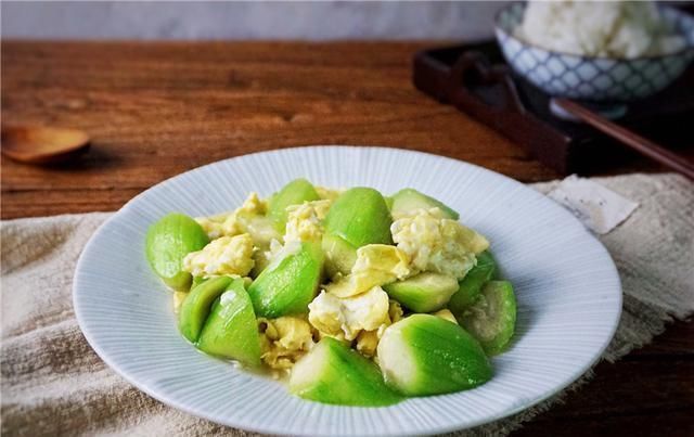  小窍门|炒丝瓜时,万万别直接下锅炒,教你一个小窍门,丝瓜翠绿不发黑