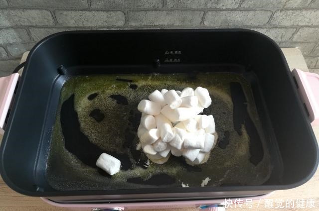 蔓越莓|它比牛轧糖好吃,比雪花酥简单,平底锅10分钟做一堆,百吃不厌