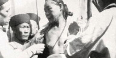 确实|侩子手嘲笑死囚犯怕死, 死囚: 我饿, 侩子手: 先生, 确实佩服!