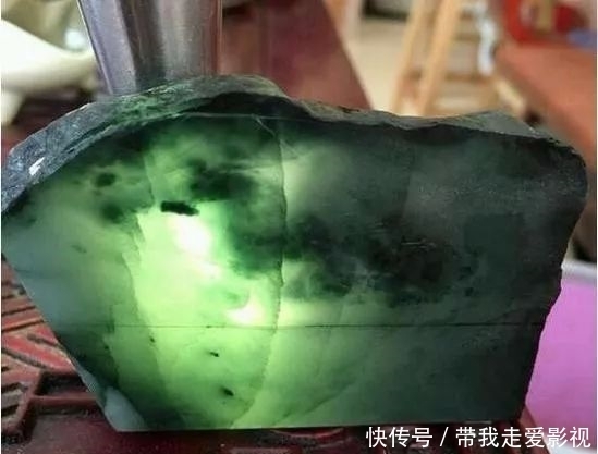  裂成|28000买的翡翠赌石，切开这个翡翠赌石里面裂成狗了