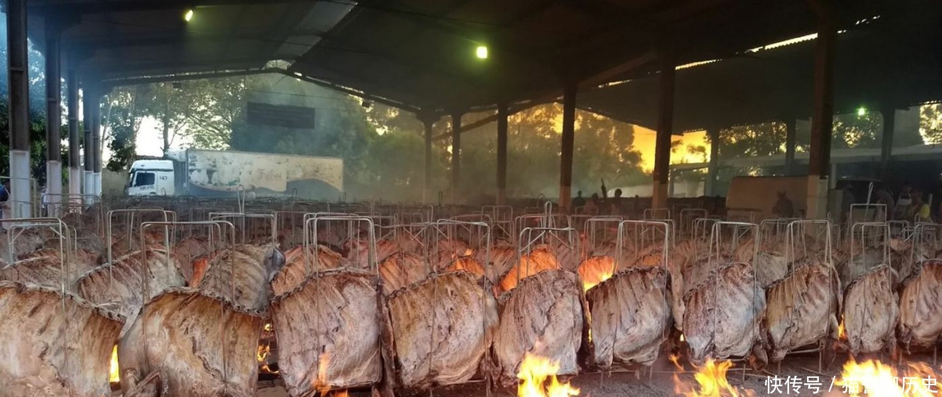 意大利|意大利烤猪排,一块50斤直接烤,简单粗暴,这才是吃肉!