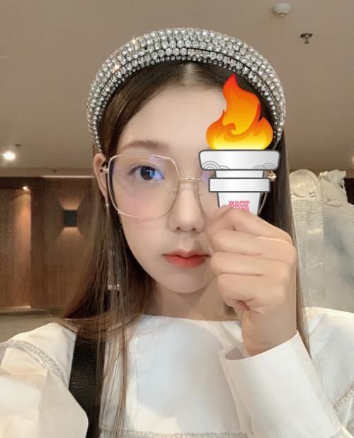 用手|硬糖少女集体出动传递火炬,其他成员都用手传,唯独刘些宁与众不同