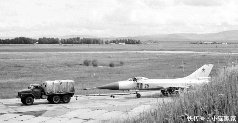 气昏|苏军最没意义的空中撞击苏-15气昏了头,与走私飞机同归于尽