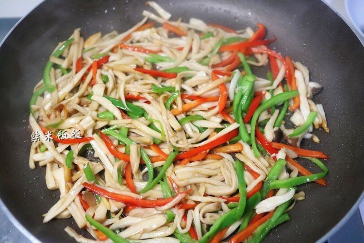 多汁|这三样一起炒,又鲜又脆,吃一口鲜嫩多汁,比肉嚼起来更香