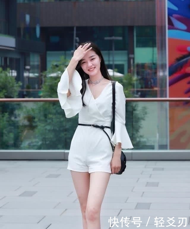 身姿|街拍:青春风的装扮清新柔雅的感觉,让你尽情展现窈窕的好身姿!
