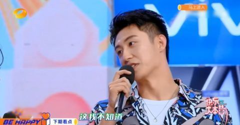  何炅|关晓彤做客《快乐大本营》，罕见秀恩爱cue鹿晗，黄景瑜何炅的反应超真实