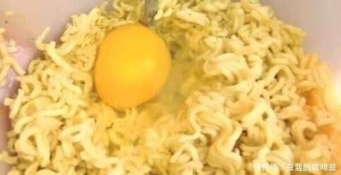 小吃|阿姨把方便面做出新花样，一袋面能卖10元，小学生们抢着吃