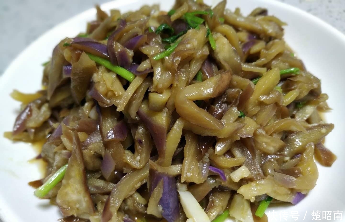 清清爽爽|跟炒蔬菜一样炒出来的茄子,真的是一点都不油腻,清清爽爽,好吃