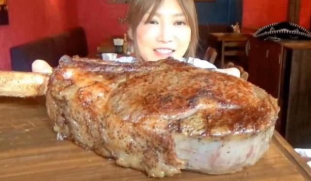 烤熟|大胃王吃5块“战斧牛排”,切开一看有猫腻,网友直呼吃不得