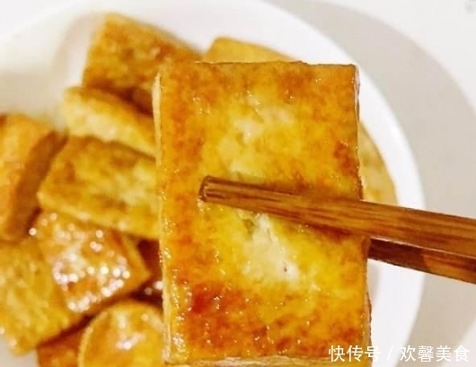 简单|煎豆腐时,别直接下油锅,多做一步,简单实用,豆腐不碎不粘锅