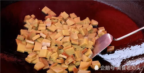 食客|大叔街头卖“廉价”小吃,4块钱一份遭哄抢,食客吃完打饱嗝