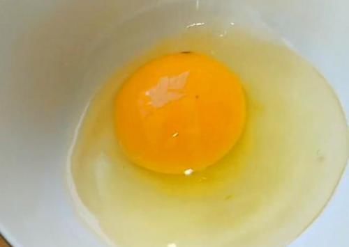  里加|剩米饭里加1个鸡蛋，不用蒸不用炒，一擀一切，出锅孩子就抢吃光