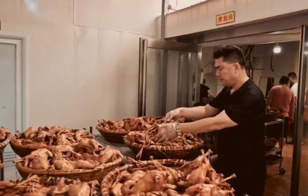 月入|大叔甩卖“祖传”小吃,20元一只,从早卖到晚,月入上万不是事