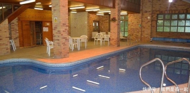 豪华|抠门新郎靠向宾客每人收一千，免费办十万豪华婚礼，新娘哭着答应