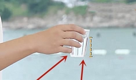 嘉宾们|吴宣仪baby同玩游戏,看到给她们头上放的水,差别待遇太明显