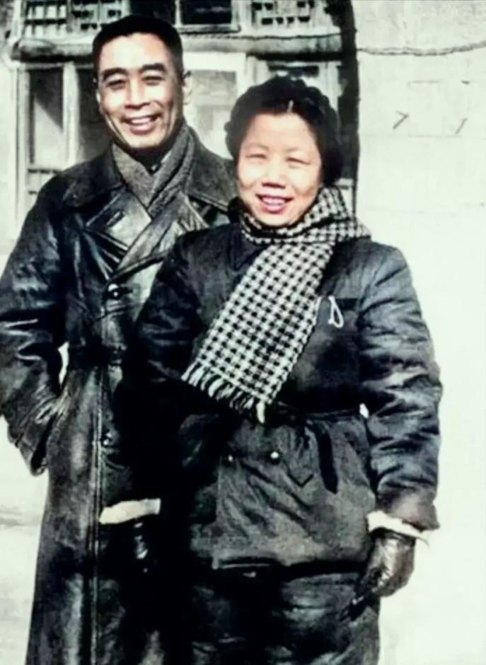 毛泽东|历史上过目难忘的瞬间：窑洞前穿“情侣装”的周恩来邓颖超，图5你能认全吗