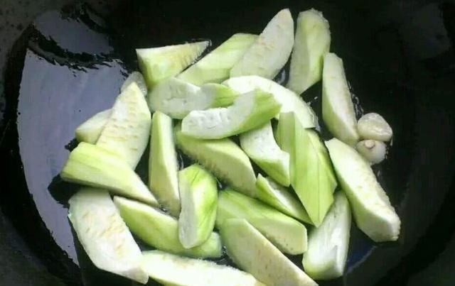 夏天|丝瓜和“它”是绝配，汤鲜味美又清爽，夏天喝比骨头汤还过瘾