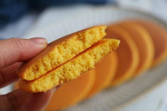 玉米面松饼|玉米面加5个鸡蛋,不加1滴油1滴水,又香又软,比发糕好吃10倍