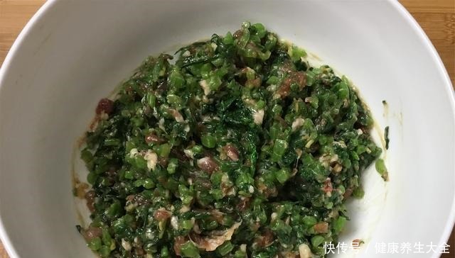 好吃|农家饭-萝卜缨子玉米菜饼子,粗粮养人,全家人都抢着吃!