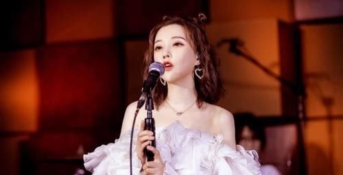 参与|冯提莫频繁参加综艺节目,和大牌明星合作,身价不断提升