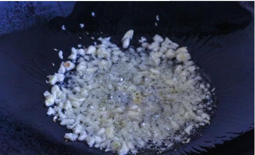 青菜|不管炒啥青菜,牢记1个小妙招,青菜翠绿不发黑,也不出水