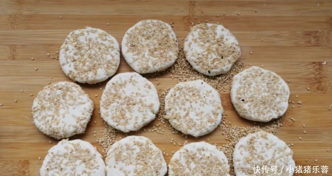 酥脆|糯米粉最好吃的做法,开水一烫一搅,香甜酥脆,出锅孩子吃美了