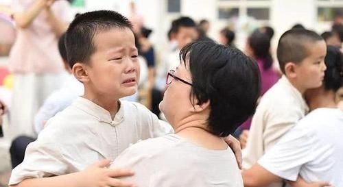 划车|6岁儿子用铁片划车，爸爸不问原因一顿打，看清字后决定给娃道歉