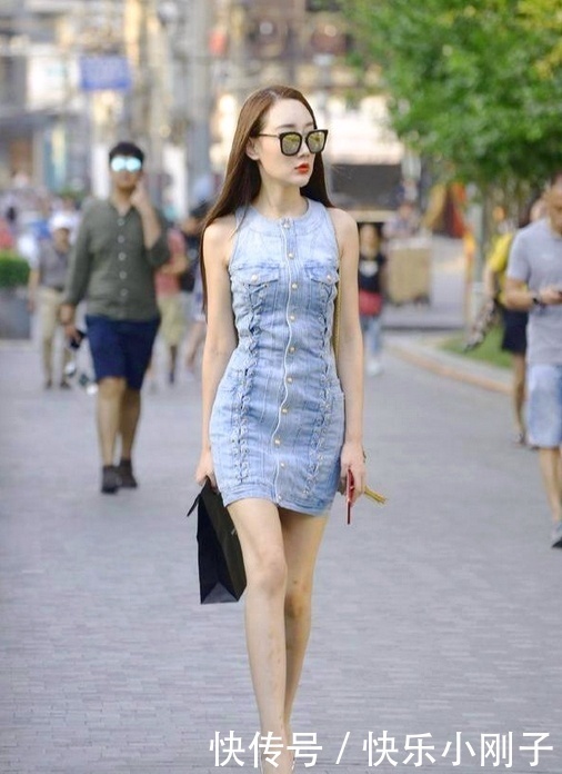 细高|牛仔连衣裙搭银色细高跟，选最经典的蓝色，气质迷人！